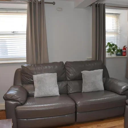 Apartament Milo's Place Is A From